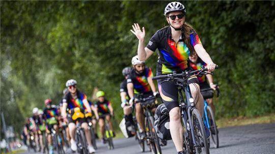„Regenbogenfahrt“ als Mutmacher für junge Krebspatienten