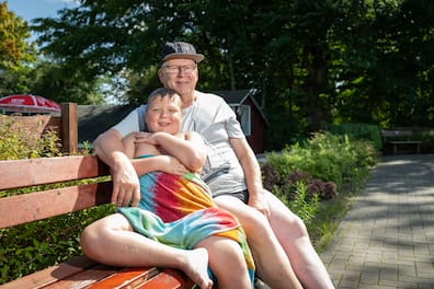 Harald Vollbehr und sein Enkel Milan genießen den Nachmittag im Eiderbad Hammer.