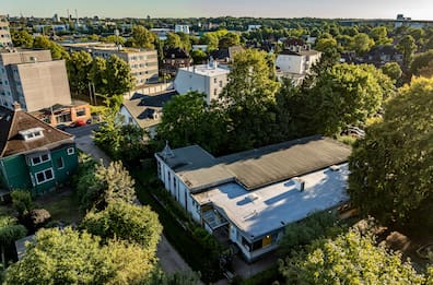 Bäume und Sträucher umgeben die Kita „Hoppetosse“ im Kieler Stadtteil Holtenau.