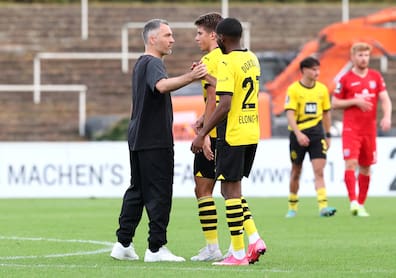 Weiterentwickelt: Trainer Jan Zimmermann (links) mit Franz Roggow nach einer Niederlage von Borussia Dortmund II gegen Unterhaching. 