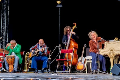 Helge Schneider (r.) und Band kommen mit ihrem Mix aus Witz, Jazzinterpretation und Blödsinn beim Publikum in der Jungen Garde Dresden gut an.