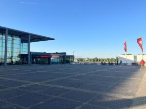 Jockel-Fuchs-Platz mit Blick Richtung Rhein: Viel Raum für neue Gestaltung. - Foto: gik