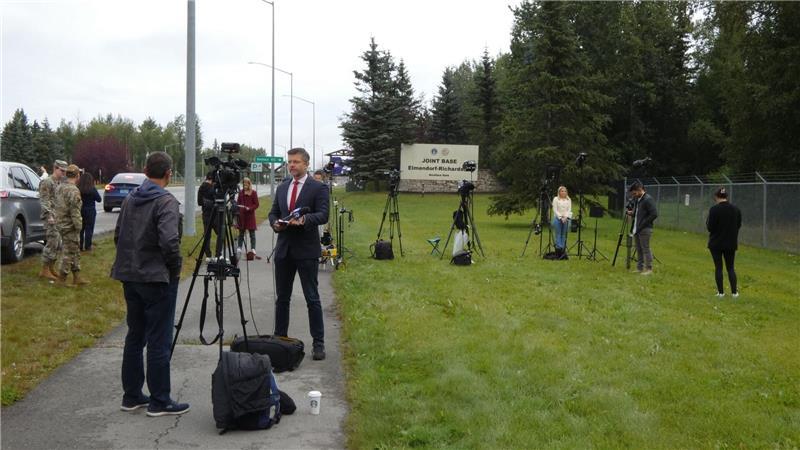 Journalisten bereiten sich auf das Treffen von Trump und Putin in Alaska vor. 