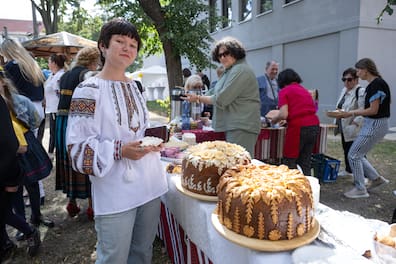 Die 19-jährige Tanja lebt seit fünf Monaten in Leipzig. Ihr traditionelles, reich besticktes Hemd und die ukrainischen Hochzeitsbrote ("Karawai") symbolisieren eine tiefe Verbundenheit mit ihrer Heimat.