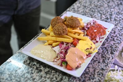 Falafel-Teller, zubereitet im Alanya Grill an der Holtenauer Straße.