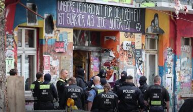Letzte Bastion linksextremer Szene: Polizei überprüft Bewohner in besetztem Haus in Berlin