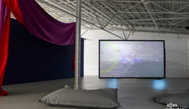 Einen Blick in die Kunsthalle gibt es beim Schauraum mit der Installation „Vestir el viento“ von Rosa Tharrats. In die Ausstellung „We Are Full of Winds and Sea and Solar Threads“ führt am 6. September einer der Rundgänge. (Archivbild: Wolkje Lenz)