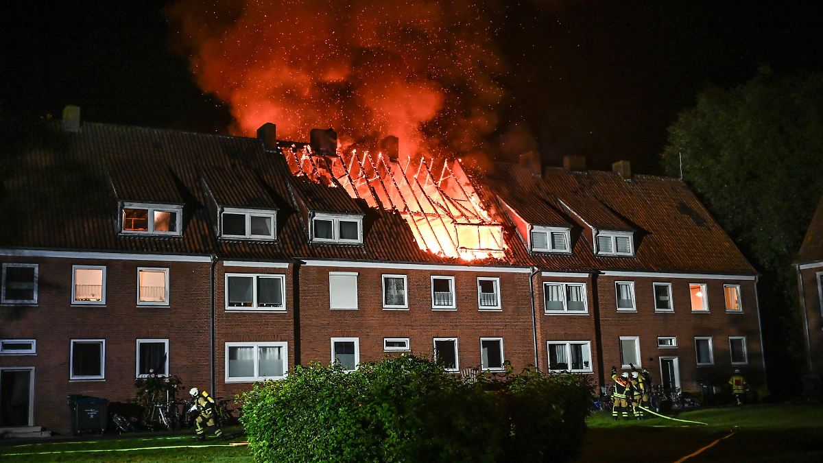 Niedersachsen & Bremen: Brand in Leer - Mann und Kind leicht verletzt