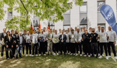 Aufstiegsmannschaft des TSV Havelse trägt sich ins Goldene Buch der Region Hannover ein