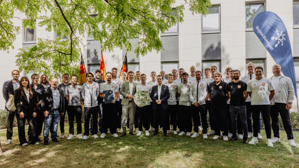 Aufstiegsmannschaft des TSV Havelse trägt sich ins Goldene Buch der Region Hannover ein