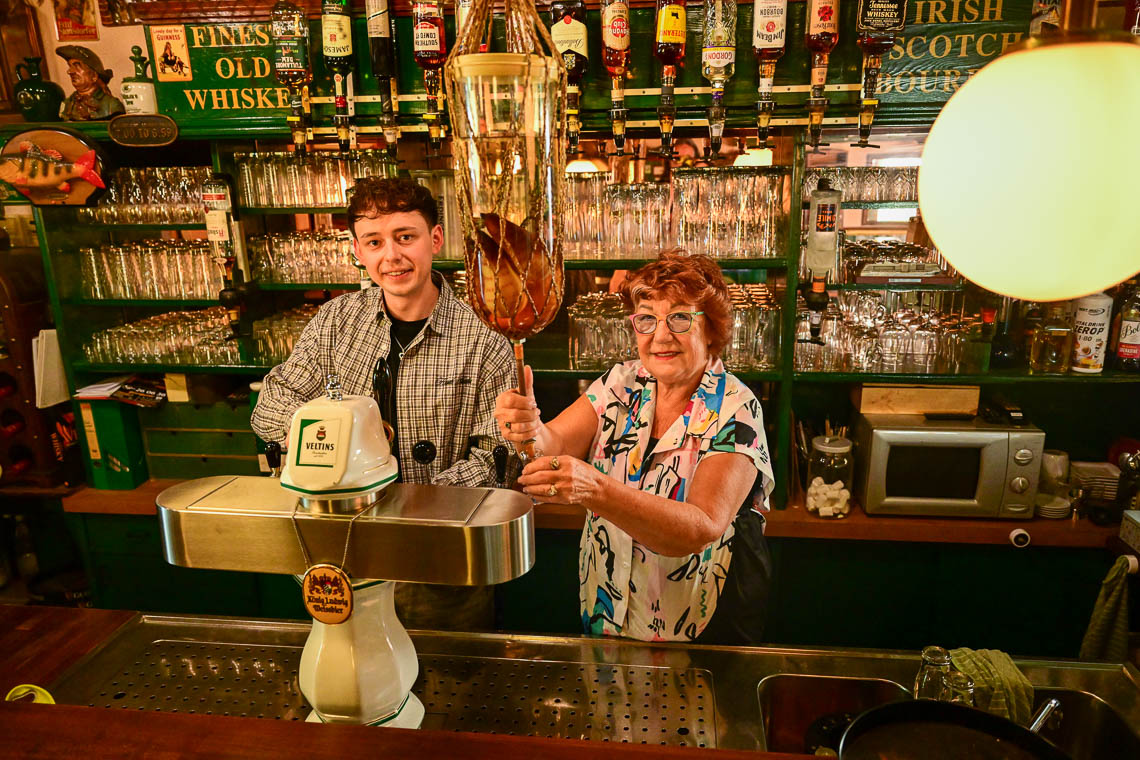 40 Jahre Klabautermann: Oma Irmgard gibt Irish Pub an Enkel weiter