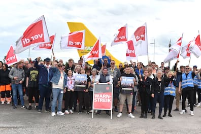 Streik im Juni am Flughafen Leipzig/Halle. DHL-Beschäftigten waren in einen zweitägigen Streik getreten, um für höhere Löhne zu kämpfen.