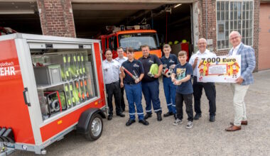 Stadtsparkasse fördert Feuerwehrnachwuchs - Spende ermöglicht weiteren Anhänger für junge Brandschützer