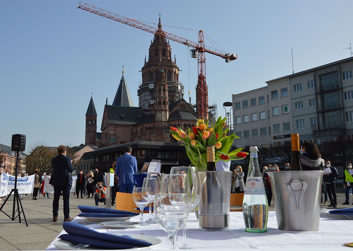 Mainz verlängert Zeiten für Außengastronomie: Bis 24 Uhr am Wochenende draußen - Gastronomie steckt in Krise