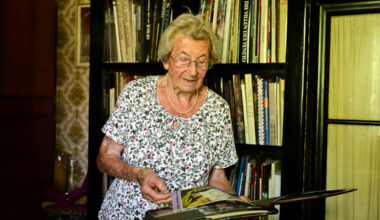 Eine Frau, die den Bergen trotzt