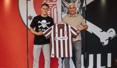 Martijn Kaars und Andreas Bornemann stehen nebeneinander und halten gemeinsam ein St. Pauli-Trikot hoch.