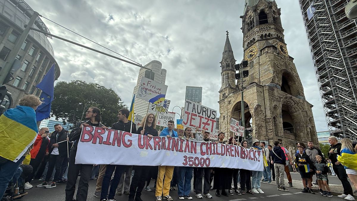 Berlin & Brandenburg: Hunderte demonstrieren zum Unabhängigkeitstag der Ukraine
