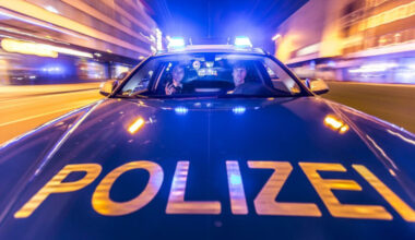 Streifenwagen in der Nacht