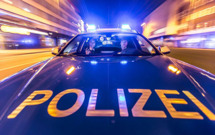 Streifenwagen in der Nacht