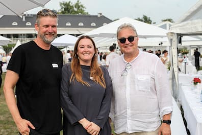 Ein Ehepaar mit Ex-Regionspräsident: Hajo und Stefanie Rosenbrock treffen Hauke Jagau. Pragmatisch wie er ist, hat er sein Namensschild auf einen Fleck seines Hemdes geklebt. 
