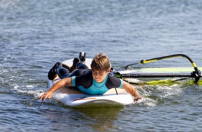 Gar nicht so leicht: Cem (11) ist zwar prima im Wellenreiten, doch auf einem Surfboard stand er noch nie. 