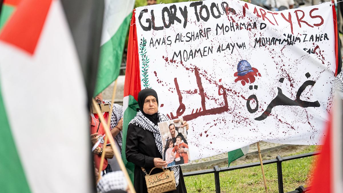 Berlin & Brandenburg: Getötete Journalisten in Gaza: 250 protestieren in Berlin