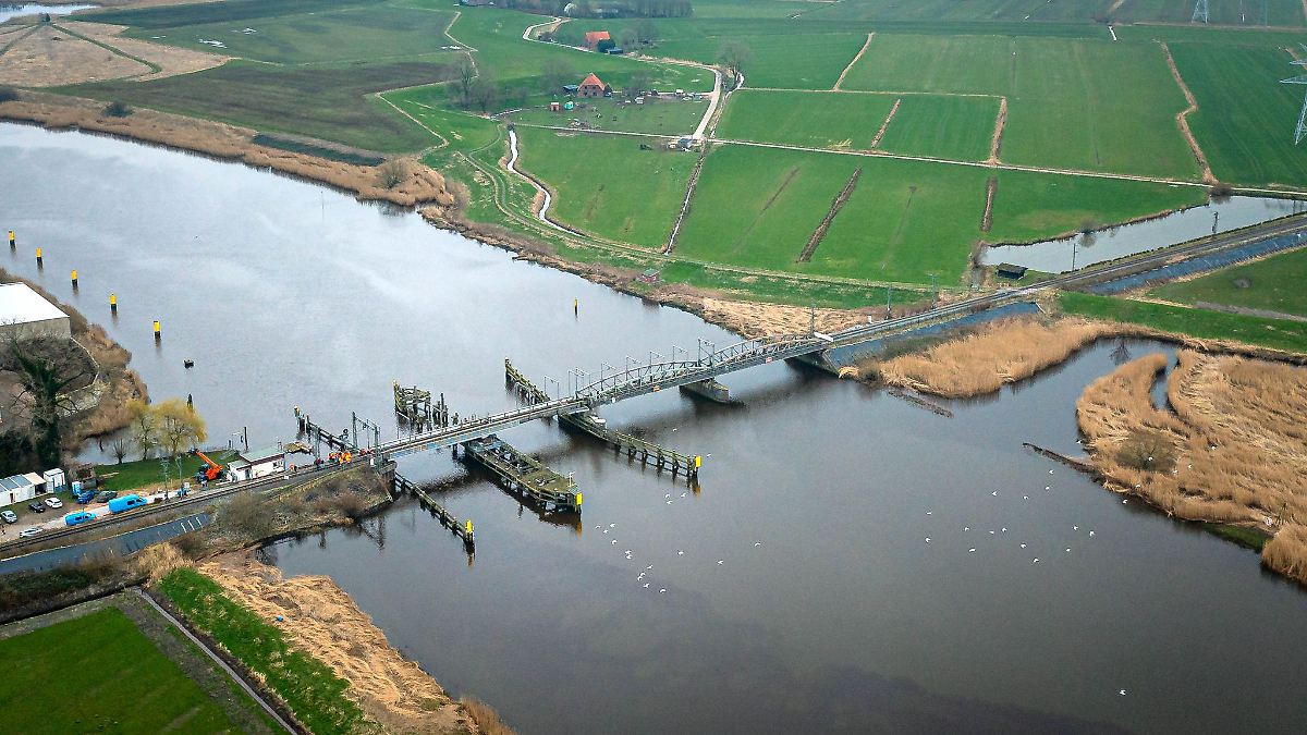 Niedersachsen & Bremen: Prozess gegen Kapitän nach Unfall an Eisenbahnbrücke