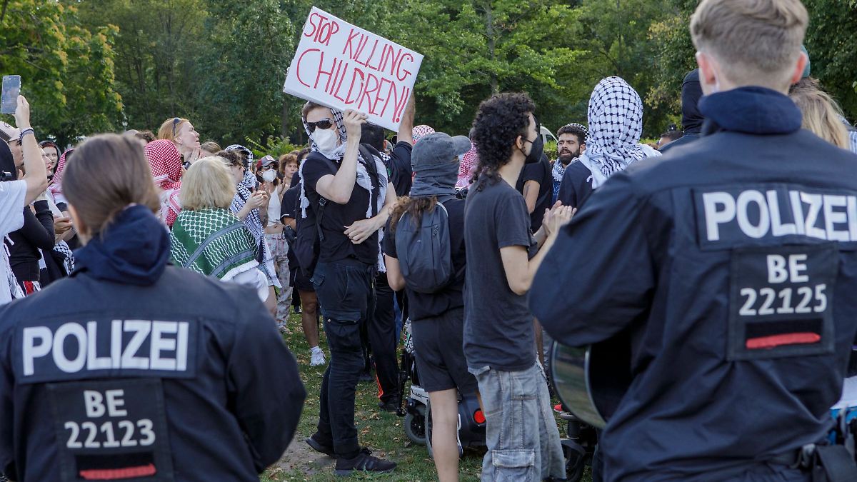 Berlin & Brandenburg: Polizei löst propalästinensische Demonstration auf