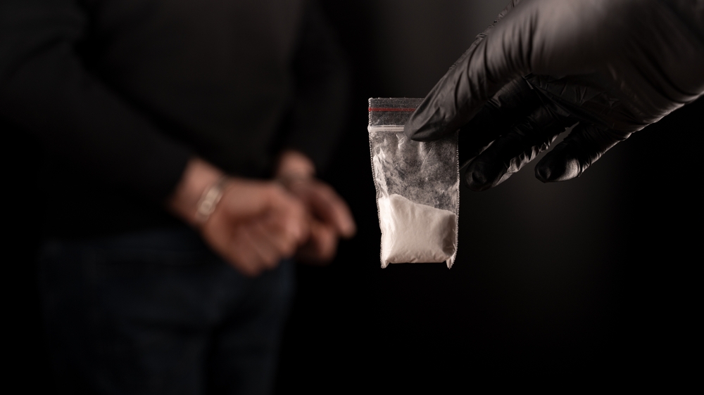 Mutmaßlicher Drogenhändler stürzt bei Flucht mehrere Meter tief – Krankenhaus – Polizei.news