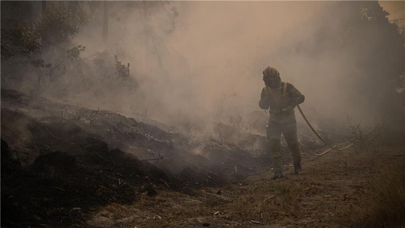 Nicht nur die Hitze ist für die Brandbekämpfer wie hier in Portugal im Norden des Landes bei der Kleinstadt Parada Monte bedrohlich. Auch der viele Rauch ist gefährlich. 