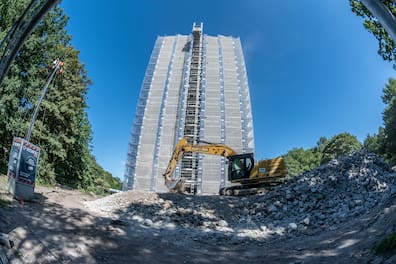 Das ehemalige RBZ-Hochhaus ist nur noch ein Betonskelett. Vor der einstigen Schule türmt sich der Bauschutt.