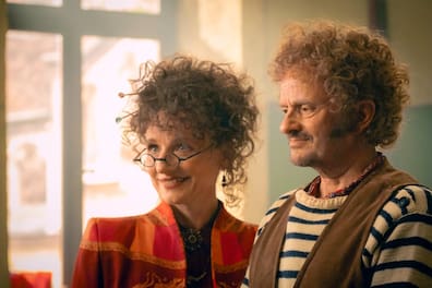 Machen gemeinsame Sache: Lehrerin Miss Cornfield (Nadja Uhl) und Mortimer Morrison (Milan Peschel), der Inhaber der magischen Zoohandlung, in dem Film „Die Schule der magischen Tiere 4“. 