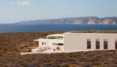Villa auf Kythera: So harmonisch fügt sich Atelier Pendhapas erstes Europa-Projekt in die Landschaft der griechischen Insel