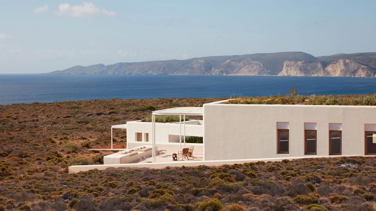Villa auf Kythera: So harmonisch fügt sich Atelier Pendhapas erstes Europa-Projekt in die Landschaft der griechischen Insel