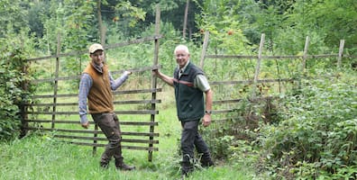 Revierförster Markus Schlösser (r.) und sein Kollege Louis Gabel testen auf einem etwa 4000 Quadratmeter großen Waldgelände auf der Stadtteilgrenze zwischen Höhscheid und Aufderhöhe, ob Baum-Setzlinge geeignet sind für das Solinger Klima.