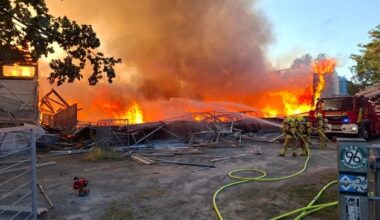 FW Hannover: Großbrand einer Turnhalle in Hannover-Misburg
