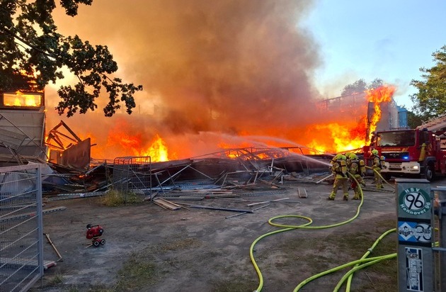 FW Hannover: Großbrand einer Turnhalle in Hannover-Misburg