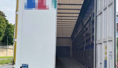 POL-BI: Lkw-Tür trifft Fußgänger | Presseportal