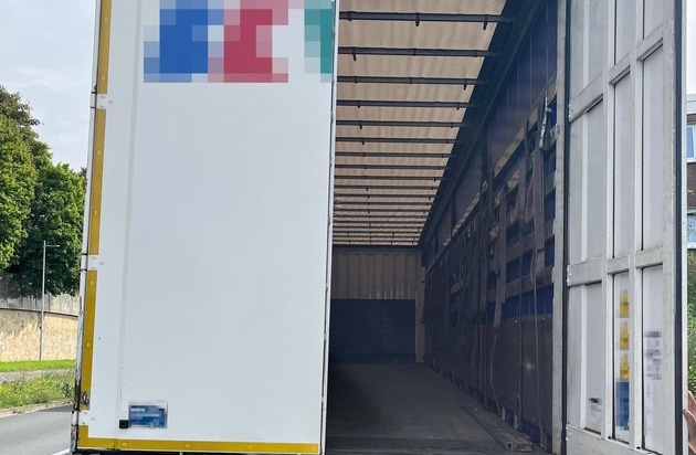 POL-BI: Lkw-Tür trifft Fußgänger | Presseportal