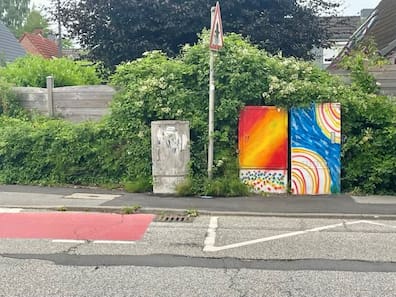 Bei einer ersten Kunstaktion mit der Gemeinschaftsschule Friedrichsort wurden bereits die ersten Verteilerkästen von Hakenkreuzen befreit und verschönert. 