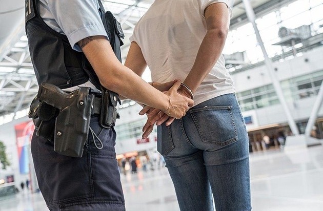 BPOL NRW: Mehrere Haftbefehle am Flughafen Köln Bonn am Wochenende vollstreckt