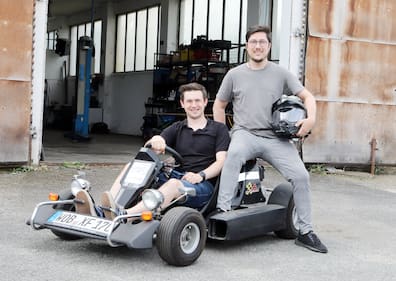 Mit dem Kart nach Sylt: Timo Reinhardt (l. ) und Felix Schwarz haben eine abenteuerliche Reise hinter sich. Ein Kart hat den Trip überlebt.