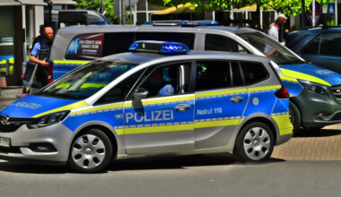 Am Sonntagabend ist es in einem Einkaufszentrum am Bahnhofsplatz zu einem sexuellen Übergriff auf eine 16-jährige Jugendliche gekommen. Dank der schnellen Reaktion einer aufmerksamen Passantin und der Bundespolizei konnte ein 26-jähriger Tatverdächtiger noch vor Ort festgenommen werden.