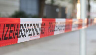 Absperrband der Polizei, unscharfer Hintergrund.