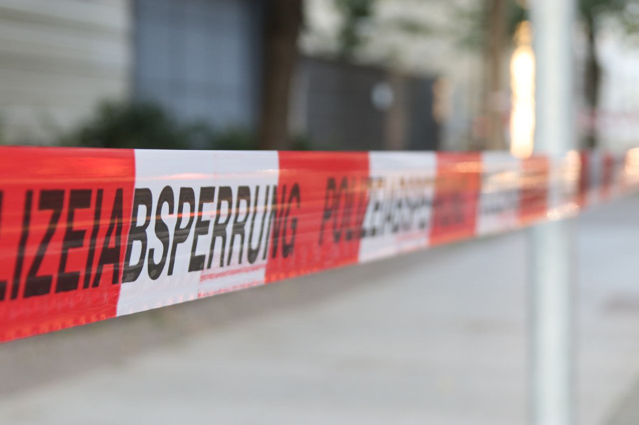 Absperrband der Polizei, unscharfer Hintergrund.