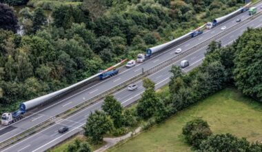 A215 bei Kiel: Schwertransport liegengeblieben