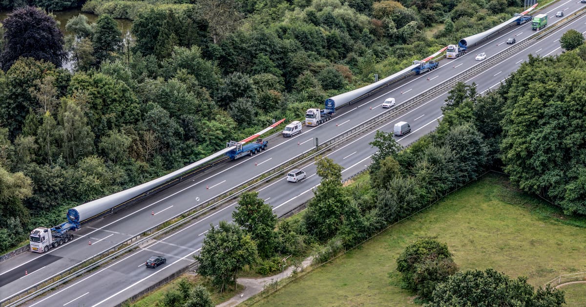 A215 bei Kiel: Schwertransport liegengeblieben