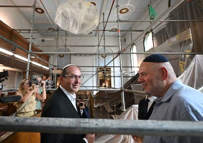Neuerliche Bauarbeiten Alexander Dobrindt besucht im Beisein von Max Privorozki, Vorsitzender der Jüdischen Gemeinde Halle/Saale, die Synagoge.