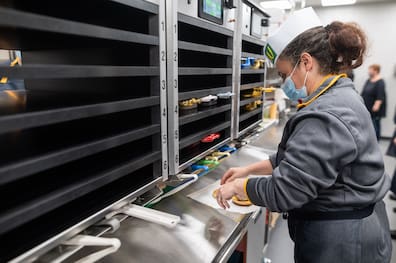 McDonald's-Mitarbeiterin in Leipzig: Die Beschäftigten arbeiten häufig in Franchise-Betrieben
