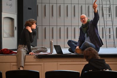 Als Regisseur des Stücks "Bandscheibenvorfall" trifft sich Philipp Lux mit der Schauspielerin Josephine Tancke (links) zur Manöverkritik der vergangenen Probe.